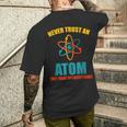 Never Trust An Atom グラフィック皮肉tシャツ メンズTシャツ バックプリント 彼への贈り物