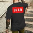 On Air レトロ Dj マイク ポッドキャスト ヴィンテージ バイブ ギフト メンズTシャツ バックプリント 彼への贈り物