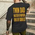 Twin Dad 父の日 ツインダッド メイヘムのマスター 抱きしめる王様 メンズTシャツ バックプリント 彼への贈り物