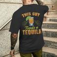 この男にはテキーラが必要だ ドリンク 酒飲み 飲酒 テキーラ メンズTシャツ バックプリント 彼への贈り物