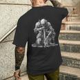 ひざまずくパラディンデザイン メンズTシャツ バックプリント 彼への贈り物