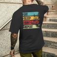イノシシ ハンター 食べる スリープ ハント リピートハンティング メンズTシャツ バックプリント 彼への贈り物