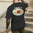 オムレツ。昭和 レトロ 朝食 昼飯 モーニング ランチ オムライス たまご 卵 料理 トマト ケチャップ メンズTシャツ バックプリント 彼への贈り物