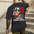 キッズ 5歳の誕生日 男の子 ボウリング This Is How I Roll 5歳 メンズTシャツ バックプリント 彼への贈り物