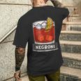 クラシックなネグローニカクテルイラスト、オレンジスライス。 メンズTシャツ バックプリント 彼への贈り物