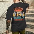 クラフティング・コンフィデンス・バーバー メンズTシャツ バックプリント 彼への贈り物