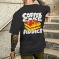 コーヒーケーキ好きのレトロなグラフィック。 メンズTシャツ バックプリント 彼への贈り物