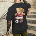 サッカーをするかわいいテディベア。 メンズTシャツ バックプリント 彼への贈り物