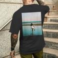 サーファー ガール（写真 リアルフォト）【Surfide サーフサイド】サーフィン 夏・海 ビーチ 砂浜 おしゃれ メンズTシャツ バックプリント 彼への贈り物