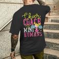 チアチアリーディングコーチ チアコーチ ミニヒューマンのチアコーチ メンズTシャツ バックプリント 彼への贈り物
