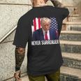 トランプは決して降伏しない 共和党大統領ドナルド・トランプ メンズTシャツ バックプリント 彼への贈り物