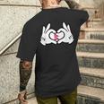 ハートを形作る漫画の手 ネパール国旗 メンズTシャツ バックプリント 彼への贈り物