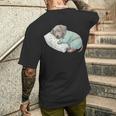 パジャマで寝ているかわいいワイマラナー犬就寝アート メンズTシャツ バックプリント 彼への贈り物