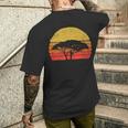ビンテージ アウトドア サン サバンナ ツリー ミニマリスト サンセット メンズTシャツ バックプリント 彼への贈り物