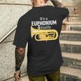 ブラスバンドのユーフォニアム奏者のための面白いユーフォニアムジョーク「 Euphonium Humour 」 メンズTシャツ バックプリント 彼への贈り物