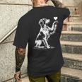 ブリタニー スパニエル お座り犬の心愛のグラフィック デザイン メンズTシャツ バックプリント 彼への贈り物
