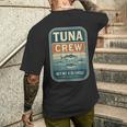 マグロクルーレトロフィッシングシーフードユーモアデザイン メンズTシャツ バックプリント 彼への贈り物