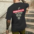 マスカットバインのヴィンテージワイン愛好家とワインメーカーのワインデザイン メンズTシャツ バックプリント 彼への贈り物