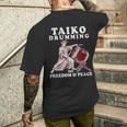 レトロなアンティーク調の太鼓の名言。太鼓のドラマー向け。 メンズTシャツ バックプリント 彼への贈り物