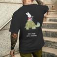 亀とウサギ もう一人を助けましょう メンズTシャツ バックプリント 彼への贈り物