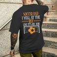 審判に自分の仕事みたいに怒鳴るよ。サッカーパパ。 長袖tシャツ メンズTシャツ バックプリント 彼への贈り物