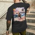 日本海岸でナマケモノに乗るパグ犬 メンズTシャツ バックプリント 彼への贈り物