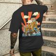 朝日を背景に、波の上を轟かせる雄大な虎。 メンズTシャツ バックプリント 彼への贈り物