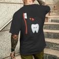 歯ブラシと歯のかわいいイラスト メンズTシャツ バックプリント 彼への贈り物