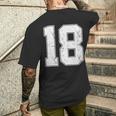 番号18シャツ、番号付き ヴィンテージ 18歳の誕生日 メンズTシャツ バックプリント 彼への贈り物