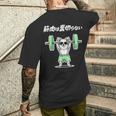 筋肉は裏切らない チワワ グッズ 犬 おもしろ 面白い ネタ 笑える 筋トレ メンズTシャツ バックプリント 彼への贈り物