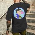 耳付きニットキャップを被った青年 河童の子を抱きながらガムを膨らます メンズTシャツ バックプリント 彼への贈り物