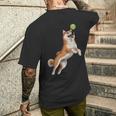 遊び心のある柴犬フェッチ追いかけテニスボール メンズTシャツ バックプリント 彼への贈り物
