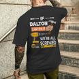 面白いことに、ダルトンが直せなければ誰も修理できない、便利屋大工 メンズTシャツ バックプリント 彼への贈り物