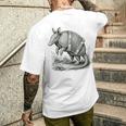 シュールなアコーディオンミュージカルアルマジロアート メンズTシャツ バックプリント 彼への贈り物