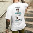 ヨガ吸い込む息を吐くイングリッシュ・スプリンガー・スパニエル犬 メンズTシャツ バックプリント 彼への贈り物