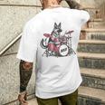 ヴィンテージジャーマンシェパード犬の演奏ドラム。 メンズTシャツ バックプリント 彼への贈り物
