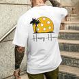 楽しいピックルボールシャツ、Happy Hour、大きなピックルボールの夕日。 メンズTシャツ バックプリント 彼への贈り物