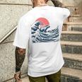 神奈川沖のビッグウェーブでサーフィンをするサーファーのカピバラ メンズTシャツ バックプリント 彼への贈り物