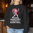 Hoops Never Underestimate A Girl Who Playing Basketball レディーススウェットシャツ 面白い贈り物