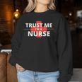 Trust Me Im A Nurseシャツは、すべての看護師、家族、友人に贈ることができます。 レディーススウェットシャツ 面白い贈り物
