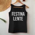 Make Hastelowly Festina Lente ラテン語インスピレーション引用 レディースタンクトップ 面白い贈り物