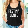 Make Hastelowly Festina Lente ラテン語インスピレーション引用 レディースタンクトップ 彼女への贈り物