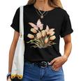 チューリップと蝶の花のデザイン。 レディースTシャツ