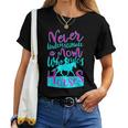 女の子のための馬に乗るお母さんのデザインを決して過小評価しないでください。 レディースTシャツ