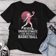 Hoops Never Underestimate A Girl Who Playing Basketball レディースTシャツ 面白い贈り物