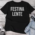 Make Hastelowly Festina Lente ラテン語インスピレーション引用 レディースTシャツ 面白い贈り物