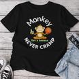 Monkey Never Cramp Eat A Banana Basketball レディースTシャツ 面白い贈り物