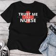 Trust Me Im A Nurseシャツは、すべての看護師、家族、友人に贈ることができます。 レディースTシャツ 面白い贈り物