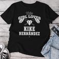 キケ・ヘルナンデス This Girl Loves Gameday レディースTシャツ 面白い贈り物