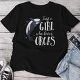 シャチが大好きな女の子 レディースTシャツ 面白い贈り物